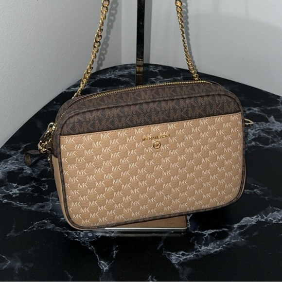 Michael Kors Jet Set Charm East West Camera Crossbody Camel Beige AUTHENTIC - Picture 2 of 10